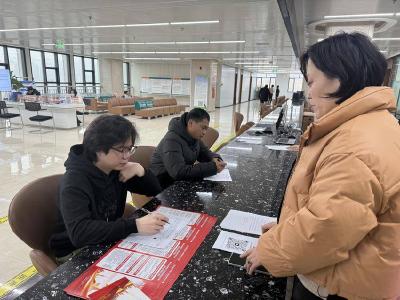 石首市退役军人事务局：“一站式”暖心专窗护航退役军人返乡路